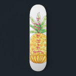 Personalisierte Ananas Skateboard<br><div class="desc">Dieses mädchenhafte Skateboard ist mit einer handgezogenen Ananas in Gelb- und Grüntönen mit rosa Typografie dekoriert. Einfach anpassbar mit unserem Namen. Weil wir unsere eigenen Kunstwerke erstellen,  werden Sie dieses exakte Bild von anderen Designern nicht finden. Original Wasserfarbe © Michele Davies.</div>