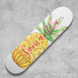 Personalisierte Ananas Skateboard<br><div class="desc">Dieses mädchenhafte Skateboard ist mit einer handgezogenen Ananas in Gelb- und Grüntönen mit rosa Typografie dekoriert. Einfach anpassbar mit unserem Namen. Weil wir unsere eigenen Kunstwerke erstellen,  werden Sie dieses exakte Bild von anderen Designern nicht finden. Original Wasserfarbe © Michele Davies.</div>