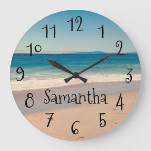 Personalisierte Aqua-Strandszene in schwarzer Schr Große Wanduhr