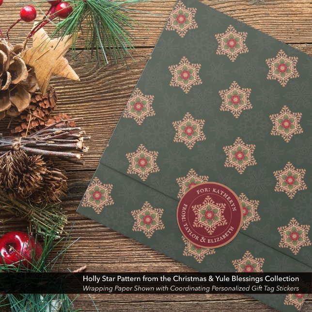 Personalisierte Aufkleber für das Rote Geschenk de (Personalized Holly Star Red Gift Tag Stickers Shown with Coordinating Wrapping Paper.)