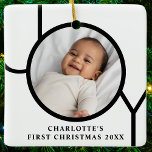 Personalisierte Baby Girl's First Christmas Foto Keramikornament<br><div class="desc">Dieses stilvolle Baby Girl's First Christmas Foto Ornament ist mit dem Wort JOY in schwarz auf einem weißen Hintergrund dekoriert. Einfach mit Foto,  Name und Jahr anpassbar.</div>