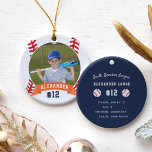 Personalisierte Baseball-Foto- und Player-Status Keramik Ornament<br><div class="desc">Erinnern Sie sich an eine phantastische Saison für Ihren Lieblings-Baseball-Spieler mit diesem coolen individuellen Ornament. Personalisieren Sie die Vorderseite mit dem Foto,  dem Namen und der Jersey-Nummer des Spielers auf einem Hintergrund der Baseball-Illustration. Dann fügen Sie dem Rücken weitere Details hinzu,  wie Teamname,  Saison,  Alter,  Position und Coach.</div>