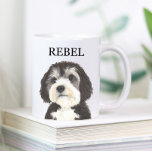 Personalisierte Bernedoodle-Getränkekasten Kaffeetasse<br><div class="desc">Ich bin in Liebe mit dieser wunderschön detaillierten Aquarellbild eines schwarzen, weißen und grauen Bernedoodle- oder Schafdoodle-Hundes! Personalisieren Sie diese Keramik Tasse und Tumbler mit Ihrem Namen oder Monogramm und ändern Sie sogar den Griff Farbe, um Ihre Einrichtung zu ergänzen! Ändern Sie die Schriftart, indem Sie bei der Personalisierung die...</div>