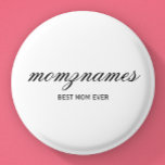 Personalisierte Beste Mama je Kalligrafiebezeichnu Button<br><div class="desc">Feiern Sie die besonderen Mütter in Ihrem Leben mit unserem Personalisierten Design für den besten Kalligraphienamen der Mama, perfekt für Muttertag, Geburtstage oder jede Gelegenheit, Ihre Liebe zu zeigen. Dieses elegante und anpassbare Geschenk ist ideal für alle Mütter - ob sie die weltbeste Mutter aller Zeiten sind, Hundemutter, Katzenmutter oder...</div>