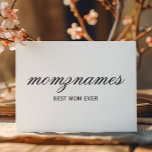 Personalisierte Beste Mama je Kalligrafiebezeichnu Feiertagskarte<br><div class="desc">Feiern Sie die besonderen Mütter in Ihrem Leben mit unserem Personalisierten Design für den besten Kalligraphienamen der Mama, perfekt für Muttertag, Geburtstage oder jede Gelegenheit, Ihre Liebe zu zeigen. Dieses elegante und anpassbare Geschenk ist ideal für alle Mütter - ob sie die weltbeste Mutter aller Zeiten sind, Hundemutter, Katzenmutter oder...</div>