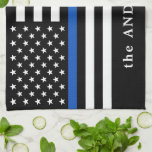 Personalisierte Bezeichnung für moderne dünne blau Geschirrtuch<br><div class="desc">Thin Blue Line Flag Küchentuch - USA Fahne Design in Police Flag Farben, modernes schwarz blaues Design. Ideal für Polizeibeamte, Polizeierzieher und Polizeibeamte der Ehefrau . Personalisieren Sie die Personalisierung mit dem Namen des Polizeibeamten und/oder der Abzeichen- oder Familiennummer. Dieses dünne blaue Handtuch ist perfekt für eine Gabe von Strafverfolgungs-...</div>