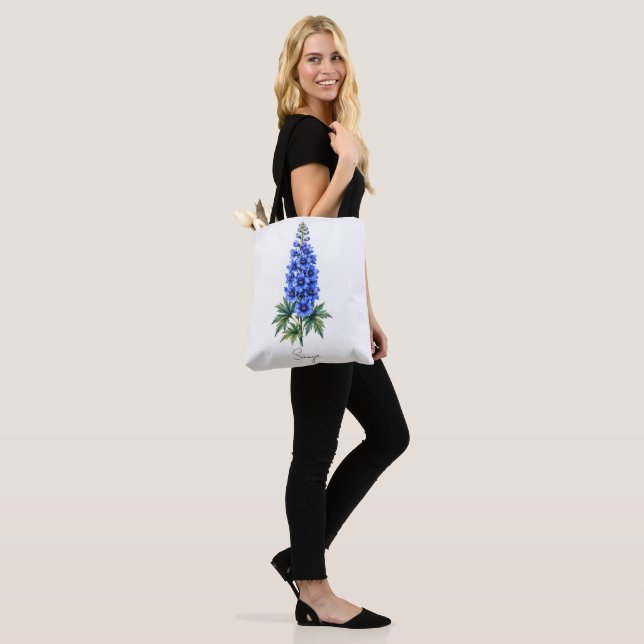 Personalisierte blaue Delphinium-Blumentasche | Wa (Am Model)