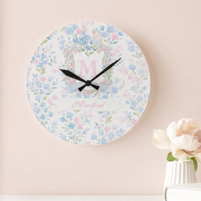 Personalisierte blaue florale Wanduhr (elegant pretty grandmillennial blue floral clock with custom initial and name in calligraphy script)