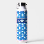 Personalisierte blaue Punkte Monogramm Kinder Wass Trinkflasche<br><div class="desc">Eine spezielle Wasserflasche für Kinder,  blau mit einem Muster von Punkten. Personalisieren Sie Ihre Kinder mit dem Namen auf der Vorderseite und dem ersten auf der Rückseite. Ein stilvolles und nützliches Accessoire zum Kinderzimmer,  zur Schule oder zum Ausgehen.</div>