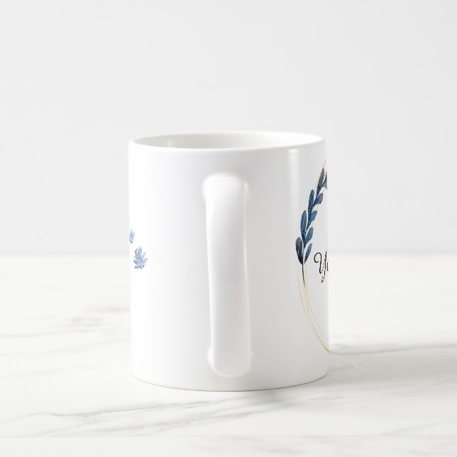 Personalisierte blaue Touch der Blüte. Kaffeetasse (Henkel)