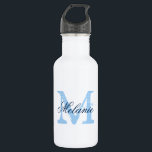 Personalisierte Blauflaschen Trinkflasche<br><div class="desc">Personalisierte mit Monogramm Hochzeitsflaschen. Vintager Name Anfangsbuchstabe mit stylischer Schrift Kalligrafie Typografie für den Namen. Klassisches mit Monogramm Design für rustikales Country-Chic-Brautparty oder elegantes Hochzeitsfeier-Empfang-Party. Personalisierbar mit Namen, Anführungszeichen oder Titel. Machen Sie sich für die Braut und die Begleitung der Braut; Junior-Brautmädchen, Trauzeugin, Ehrenmatron, Brautmutter, Bräutigam, Blume-Mädchen usw. Auch macht...</div>