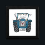 Personalisierte Blue Tractor Farm Wedding Bridesma Erinnerungskiste<br><div class="desc">Ein Traktor Land Hochzeitsgeschenk,  das personalisiert werden kann. Wenn Sie die Größe oder den Schriftart ändern möchten,  klicken Sie bitte auf die Schaltfläche Bearbeiten,  um weitere Anpassungen vorzunehmen. Die Bundung im Traktor ist in einer subtilen Creme und weiß.</div>