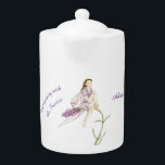 Personalisierte Blume Fairy Teapot<br><div class="desc">Hübsche Blume Tee Tee Tee Tee - Spezialisieren Sie sich für ein besonderes Geschenk. Das Originalwerk einer Fee,  die auf einem Lavendel steht,  stammt von der Fee Künstlerin und Autorin Elizabeth Andrews.</div>