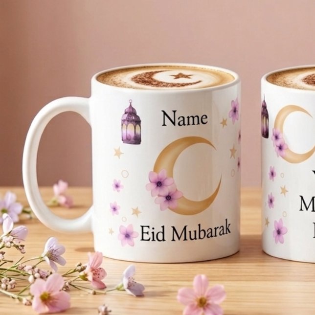 Personalisierte Blumen Eid Mubarak Keramikbecher Kaffeetasse (White ceramic mug with a golden crescent moon and purple flowers, showing the customizable name area)