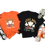 Personalisierte Boo-Crew passt Halloween-Freund zu T-Shirt<br><div class="desc">Mit unserem Retro Personalisiert Boo Crew Matching Halloween Friend T - Shirt, der perfekt dazu geeignet ist, Ihren Festlichkeiten eine Touch Vintagen Flairs hinzuzufügen, tauchen Sie ein in den Halloween-Geist. Diese individuellen Halloween-Shirts zeichnen sich durch ein spielerisches und nostalgisches Design aus, das sie zu einer hervorragenden Wahl für Gruppen macht,...</div>