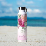 Personalisierte Bräunungsgeschenke magentafarben Trinkflasche<br><div class="desc">Grüne eucalyptus magenta Rose Aquarell personalisierte Name Wasser Flaschen Bräute Geschenke Brautparty Gefälligkeiten.</div>