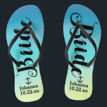 Personalisierte Braut-Nautical Anchor Beach Hochze Flip Flops<br><div class="desc">Spazieren Sie mit diesen personalisierten Flip Flops bequem am Hochzeitstag. Diese können mit dem Namen der Braut und dem Hochzeitstag angepasst werden. Das Aquarell ist in Blau und Grün gehalten. Sie können den Hintergrund löschen und eine andere Farbe auswählen, indem Sie auf Anpassen klicken. Sobald du den Knoten gefesselt hast,...</div>