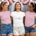 Personalisierte Braut T-Shirt<br><div class="desc">Herzlich willkommen in unserer Kollektion personalisierter Brauprodukte auf Zazzle! Hier spezialisieren wir uns darauf,  einzigartige und anpassbare Gegenstände zu schaffen,  um die Reise zu einer Braut zu feiern. Egal ob Sie Ihre Trauung planen oder nach den passenden Geschenken für Ihr Brautparty suchen,  wir haben Sie got.</div>