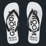 Personalisierte Bräutigam-Hochzeit - Flip Flops<br><div class="desc">Feiern Sie Ihre Hochzeitstagesfeier im Komfort mit diesem personalisierten umdrehen Reinfälle. Fertigen Sie mit dem Namen- und Hochzeitsdatum des Bräutigams besonders an. Der Hintergrund ist weiß, gleichwohl Sie die Farbe ändern können, indem Sie auf Customize es klicken. Passen Sie Ihre Hochzeitsfarben an diese umdrehen Reinfälle an. Wegen des schwarzen Textes...</div>