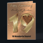 Personalisierte Bronzekarte zum 19. Hochzeitstag Karte<br><div class="desc">Personalisierte 19. Jahr Bronze Thema Hochzeit Jubiläum Grußkarte mit Liebe Herzdesign. Kann vollständig für Paare,  Ehemann oder Ehefrau angepasst werden. Maßgeschneidertes Jubiläumskartendesign mit Namen und Datum.</div>