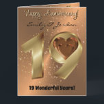 Personalisierte Bronzekarte zum 19. Hochzeitstag Karte<br><div class="desc">Personalisierte 19. Jahr Bronze Thema Hochzeit Jubiläum Grußkarte mit Liebe Herzdesign. Kann vollständig für Paare,  Ehemann oder Ehefrau angepasst werden. Maßgeschneidertes Jubiläumskartendesign mit Namen und Datum.</div>