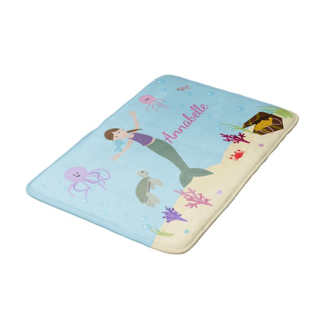 Personalisierte brünette Meerjungfrau-und Badematte (Schrägansicht)