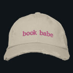 Personalisierte Buchliebhaber Buchpreisangebot Ros Bestickte Baseballkappe<br><div class="desc">Mit dieser bestickten "Book Babe"-Stickerei mit trendigem, bedrücktem Design und feinem rosa Stickereien lassen Sie Ihre Liebe stilvoll erscheinen. Diese Kappe ist perfekt für Buchliebhaber, lässige Leser oder alle, die eine spielerische Touch zu ihrem Kleiderschrank gewollt haben. Sie verbindet Komfort und Persönlichkeit. Vollständig anpassbar, können Sie die Schriftart- oder Textfarbe...</div>