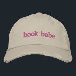 Personalisierte Buchliebhaber Buchpreisangebot Ros Bestickte Baseballkappe<br><div class="desc">Mit dieser bestickten "Book Babe"-Stickerei mit trendigem, bedrücktem Design und feinem rosa Stickereien lassen Sie Ihre Liebe stilvoll erscheinen. Diese Kappe ist perfekt für Buchliebhaber, lässige Leser oder alle, die eine spielerische Touch zu ihrem Kleiderschrank gewollt haben. Sie verbindet Komfort und Persönlichkeit. Vollständig anpassbar, können Sie die Schriftart- oder Textfarbe...</div>