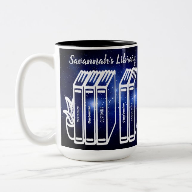 Personalisierte Buchtitel Bibliothek Blaugalaxie Zweifarbige Tasse (Links)