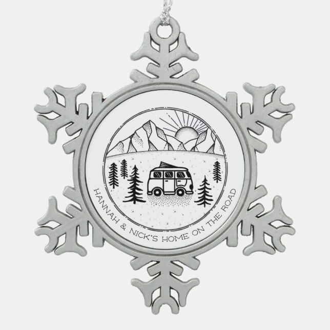 Personalisierte Campers Van Life Outdoor Paare Schneeflocken Zinn-Ornament (Vorderseite)