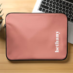 Personalisierte Chunky Typografie Terracotta Laptopschutzhülle<br><div class="desc">Personalisieren Sie diese Laptop-Hülle,  indem Sie Ihren Namen oder Ihre Initialen in chunky weißer Typografie auf einem Terrakotta-Hintergrund. Dieses individuelle Design macht auch ein großartiges Geschenk.</div>