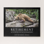 Personalisierte Coole Entspannungsbärenversorgung Puzzle<br><div class="desc">Angepasstes Rente-Puzzle mit einem Foto Bären,  der sich auf einem Login entspannt,  zusammen mit einem Zitat darüber,  wie man alles tun kann,  was man will,  sobald man in Rente geht. Das Design kann mithilfe der Vorlage mit Ihrer eigenen Nachricht personalisiert werden. Dieses Rätsel ist ein cooles Rentengeschenk für Männer.</div>