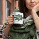 Personalisierte Coole Tante Club Geschenk für die  Kaffeetasse<br><div class="desc">Feiern Sie Ihre phantastische Tante mit dieser personalisierten "Coolen Tante Club" Retro-Kaffee-Tasse! Diese Tasse mit ihrem Vintag-inspirierten Design und ihrem Namen ist perfekt für die Tante, die jedem Augenblick Stil und Spaß bringt. Mit seinen nostalgischen Farben ist es eine großartige Möglichkeit für Tanten, ihren Lieblingsdrink zu trinken und dabei ihre...</div>