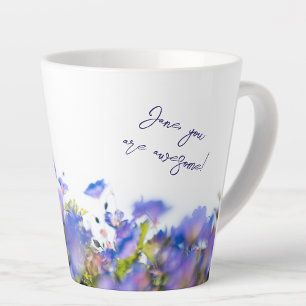 Personalisierte „Du bist großartig“-blaue Wildblum Milchtasse