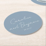 Personalisierte Elegant Minimalistisch Wedding Dus Runder Pappuntersetzer<br><div class="desc">Personalisierter eleganter Minimalistischer Wedding Dusty Blue Round Paper Untersetzer</div>