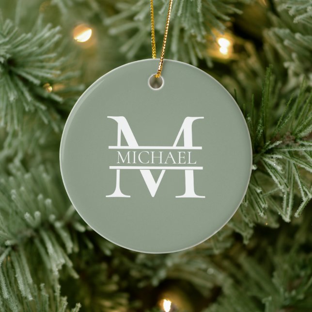 Personalisierte elegante Sage Green Monogram & Nam Keramik Ornament (Baum)