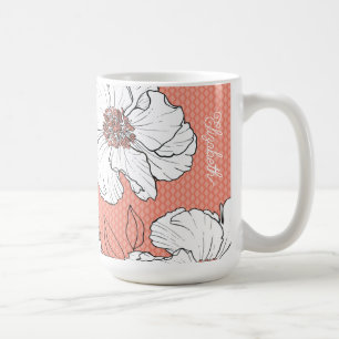 Personalisierte elegante weiße Blumen auf Koralle Kaffeetasse