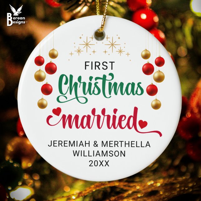 PERSONALISIERTE ERSTE CHRISTMAS VERHEIRATET KERAMIK ORNAMENT (Festive FIRST CHRISTMAS MARRIED ornament with custom names and year. Ideal first gift for newlyweds.)