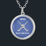 Personalisierte Feld-Hockey-Team-Namen-Jersey-Zahl Versilberte Kette<br><div class="desc">Dieses nummerieren personalisierte Feldhockey-Ausrüstungsbeschreibungen 2 Kathodenstrahlhockeystöcke, ein Ball und der Ihr Name des Spielers oder des Trainers, Teamname und Jersey. Personifizieren Sie die Hintergrundfarbe, um Ihre Teamfarben zusammenzubringen - klicken Sie einfach an "besonders anfertigen" und dann der kleine Augentropfenzähler. Dieses macht ein perfektes für ein Ende des Jahreszeitgedächtnisandenkens für das...</div>