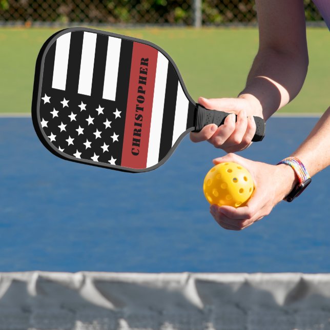 Personalisierte Feuerwehrflagge dünne rote Linie Pickleball Schläger (InSitu)