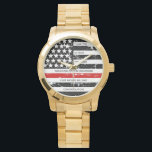 Personalisierte Feuerwehrruhestandsruhe in dünner  Armbanduhr<br><div class="desc">Feiern Sie und zeigen Sie Ihre Wertschätzung für einen hervorragenden Feuerwehrmann mit dieser Thin Red Line Firefighter Retirement Watch - American Flag Design in Firefighter Flag Farben, Not leidendes Design . Perfekt für Service-Auszeichnungen, Feuerwerksgeschenke und Feuerwehrrennen-Geschenke . Personalisieren Sie diese Feuerwehrleute Ruhestandswache mit Namen, Jahren des Dienstes und Service Jahre,...</div>