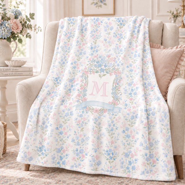 Personalisierte Fleece-Decke mit floralem Monogram Fleecedecke (elegant grandmillennial preppy pastel pink blue floral fleece blanket with custom monogram initial)