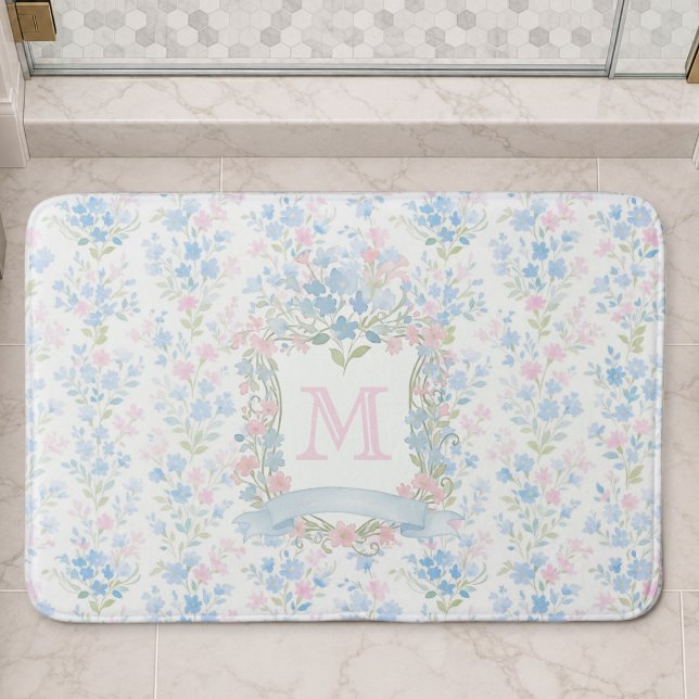 Personalisierte florale Monogramm-Badmatte Badematte (elegant girly grandmillennial pastel pink blue floral bath mat with custom monogram initial crest)