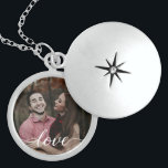 personalisierte Foto-Locket "Erinnerungen aktivier Medaillon<br><div class="desc">Geben Sie ein Geschenk, das für immer mit der "Erinnerungen Encased" Personalisiert Foto Locket geschätzt wird. Dieser exquisite Schmuck ist ein zeitloses Stück Schmuck, das es Ihnen ermöglicht, es mit Ihrem bevorzugten Foto zusammen zu personalisieren und einen Sake mit Liebe und Erinnerungen zu schaffen. Das Wort "Liebe" ist elegant in...</div>