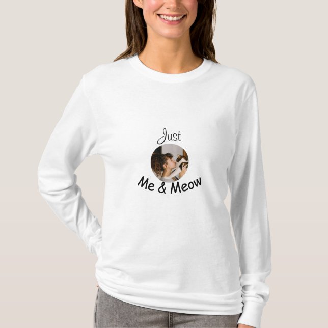Personalisierte Fotovorlage "Just Me and Meow" - T-Shirt (Vorderseite)