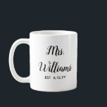 Personalisierte Frau Est Ihr Date Bride Geschenk C Kaffeetasse<br><div class="desc">personalisierten Mrs beschreiben Ihr Datum,  Verlobung Geschenk für Brauthochzeit,  Geschenk für Brautehohe,  Mono Familienname neu vermählt modern,  Junggeselinnen-Abschied Mrs neu verlobt,  Brautparty vor kurzem verheiratete Tasse,  niedliche Schwarz-Weiß-Typografie,  Braut Tasse Geburtstagsgeschenk,  personalisieren Sie ihren Kalligrafietbecher,  nur verheiratet trendige einfache Schrift</div>