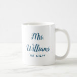 Personalisierte Frau Est Ihr Date Bride Geschenk C Kaffeetasse<br><div class="desc">personalisierten Mrs beschreiben Ihr Datum,  Verlobung Geschenk für Brauthochzeit,  Geschenk für Brautehohe,  Mono Familienname neu vermählt modern,  Junggeselinnen-Abschied Mrs neu verlobt,  Brautparty vor kurzem verheiratete Tasse,  niedliche blau-weiße Typografie,  Braut Tasse Geburtstagsgeschenk,  personalisieren Sie ihren Kalligrafietbecher,  nur verheiratet trendige einfache Schrift</div>