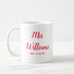 Personalisierte Frau Est Ihr Date Bride Geschenk C Kaffeetasse<br><div class="desc">personalisierten Mrs beschreiben Ihr Datum,  Verlobung Geschenk für Brauthochzeit,  Geschenk für Brautehohe,  Mono Familienname neu vermählt modern,  Junggeselinnen-Abschied Mrs frisch verlobt,  Brautparty vor kurzem verheiratete Tasse,  niedliche Weihnachts-Rot-Weiß-Typografie,  BrautTasse Geburtstagsgeschenk,  personalisieren Sie ihren Kalligrafietbecher,  gerade verheiratet trendige einfache Schrift</div>