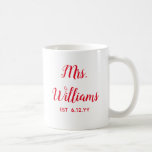 Personalisierte Frau Est Ihr Date Bride Geschenk C Kaffeetasse<br><div class="desc">personalisierten Mrs beschreiben Ihr Datum,  Verlobung Geschenk für Brauthochzeit,  Geschenk für Brautehohe,  Mono Familienname neu vermählt modern,  Junggeselinnen-Abschied Mrs frisch verlobt,  Brautparty vor kurzem verheiratete Tasse,  niedliche Weihnachts-Rot-Weiß-Typografie,  BrautTasse Geburtstagsgeschenk,  personalisieren Sie ihren Kalligrafietbecher,  nur verheiratet trendige rotes Drehbuch</div>