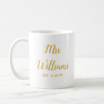 Personalisierte Frau Est Newlywed Bride Gift Custo Kaffeetasse<br><div class="desc">personalisierten Mrs beschreiben Ihr Datum,  Verlobung Geschenk für Brauthochzeit,  Geschenk für Brauteheirat,  Mono Familienname neu verheiratet,  Junggeselinnen-Abschied neu verlobt,  Brautparty vor kurzem verheiratete Tasse,  Braut-Tasse Geburtstagsgeschenk,  personalisieren Sie ihre Kalligrafie-Tasse,  einfach verheiratete trendige einfache Schrift,  niedlich und weiße Typografie</div>